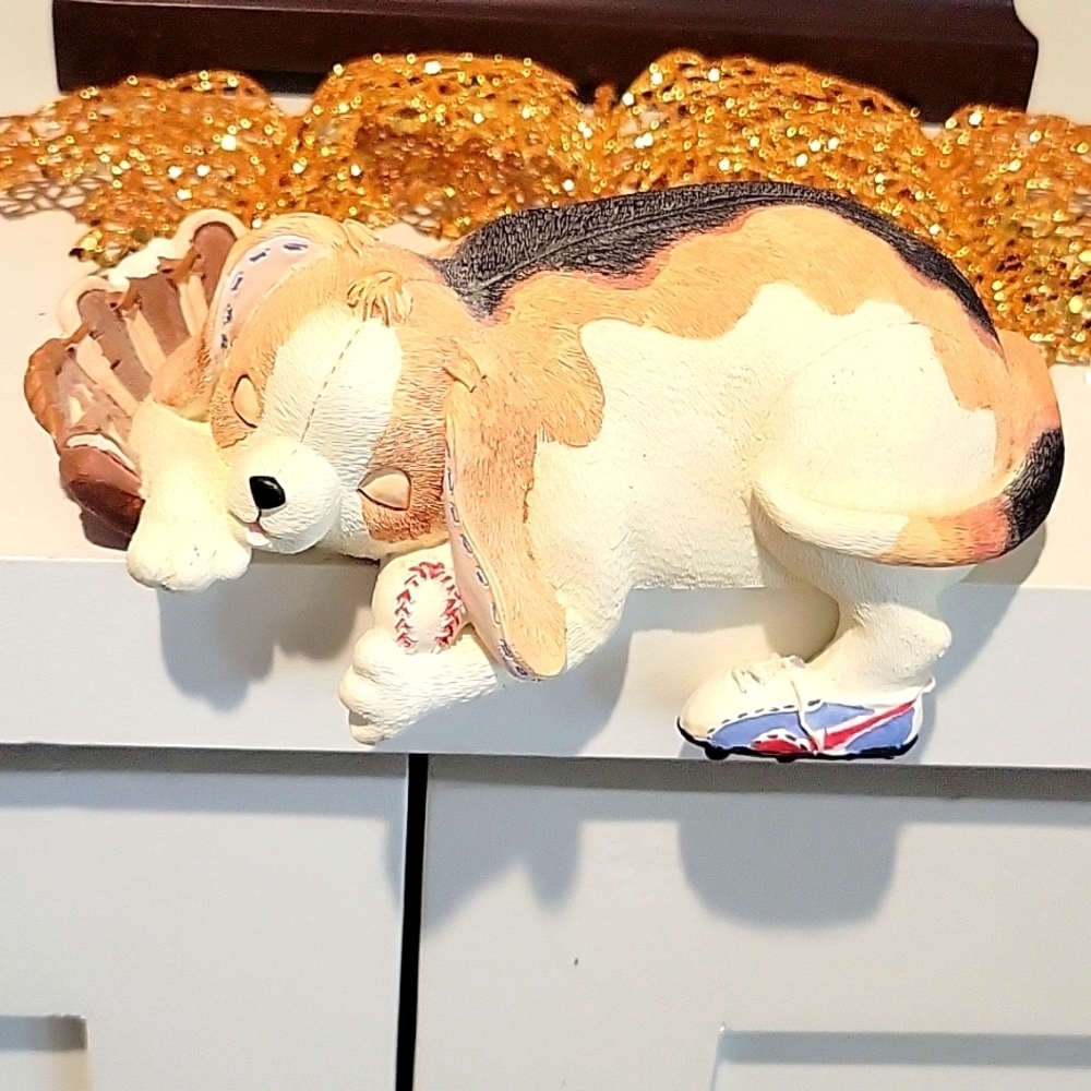 VINTAGE BASEBALL GLOVE BEAGLE Hugger Shelf Sitter‎ Music Box